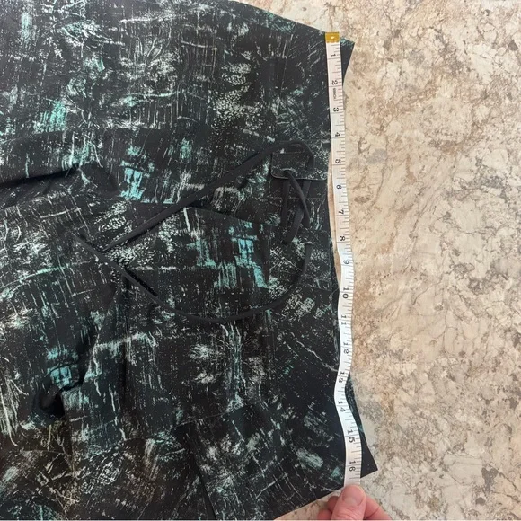 Lululemon Live in Practice Current State Hybrid Board Short - Geometric Channel - Picture 5 of 8